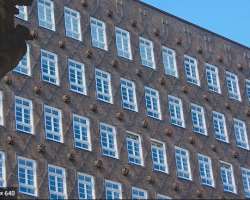 The Sprinkenhof is also an important building located in the area. It was designed by architects Hans and Oskar Gerson[4] and Fritz Höger. It was cons